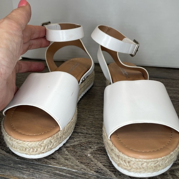 SODA child White Espadrille Sandals size 4. Flatform wedge open toe. Pre-owned - Picture 4 of 6